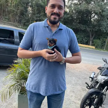 Cliente feliz de Criadero King Dog con su cachorro