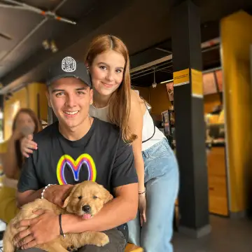 Cliente feliz de Criadero King Dog con su cachorro