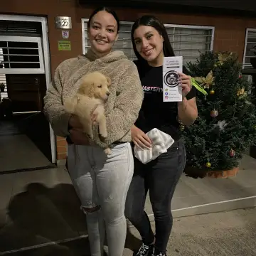 Cliente feliz de Criadero King Dog con su cachorro